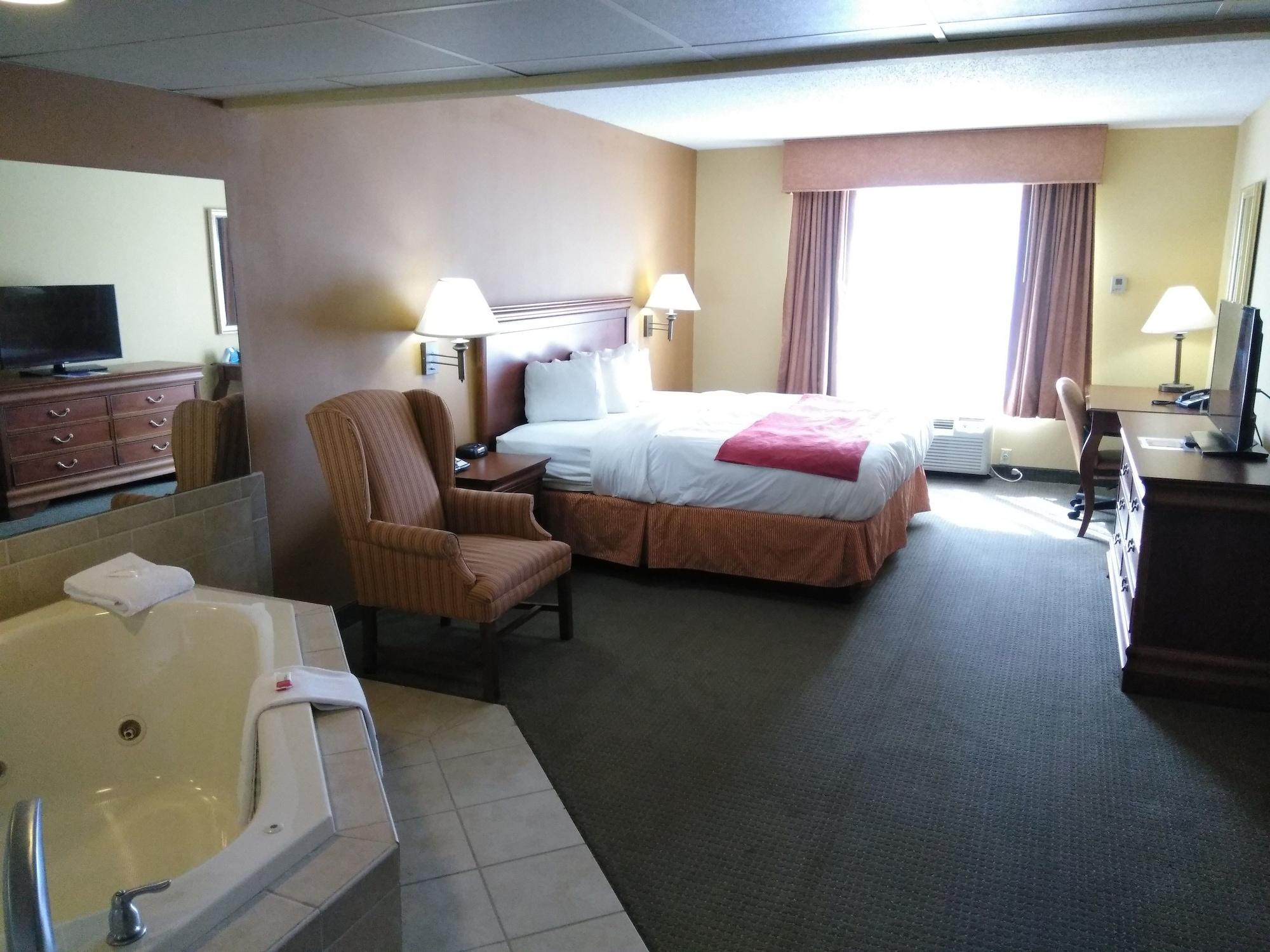 Baymont By Wyndham Clinton Hotel Exterior photo