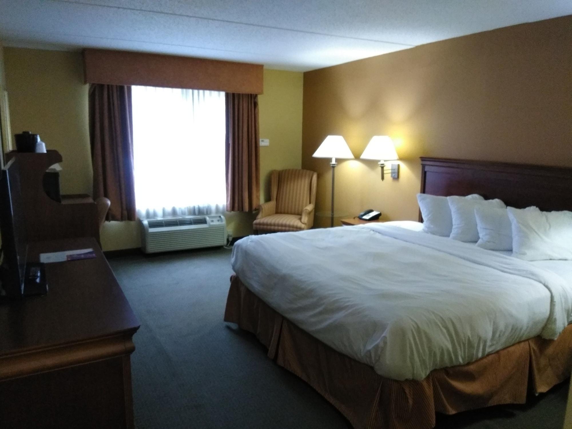 Baymont By Wyndham Clinton Hotel Exterior photo
