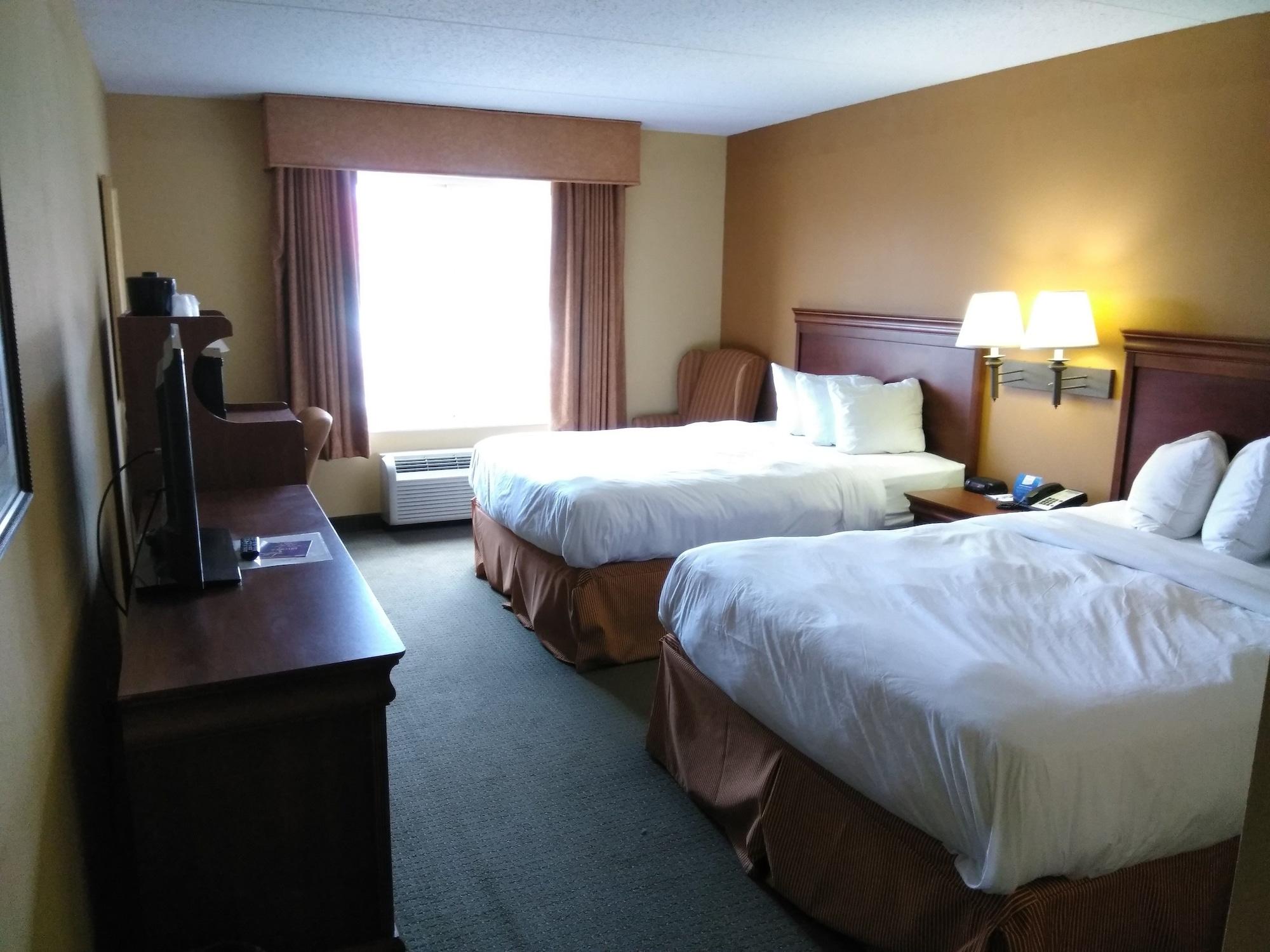 Baymont By Wyndham Clinton Hotel Exterior photo