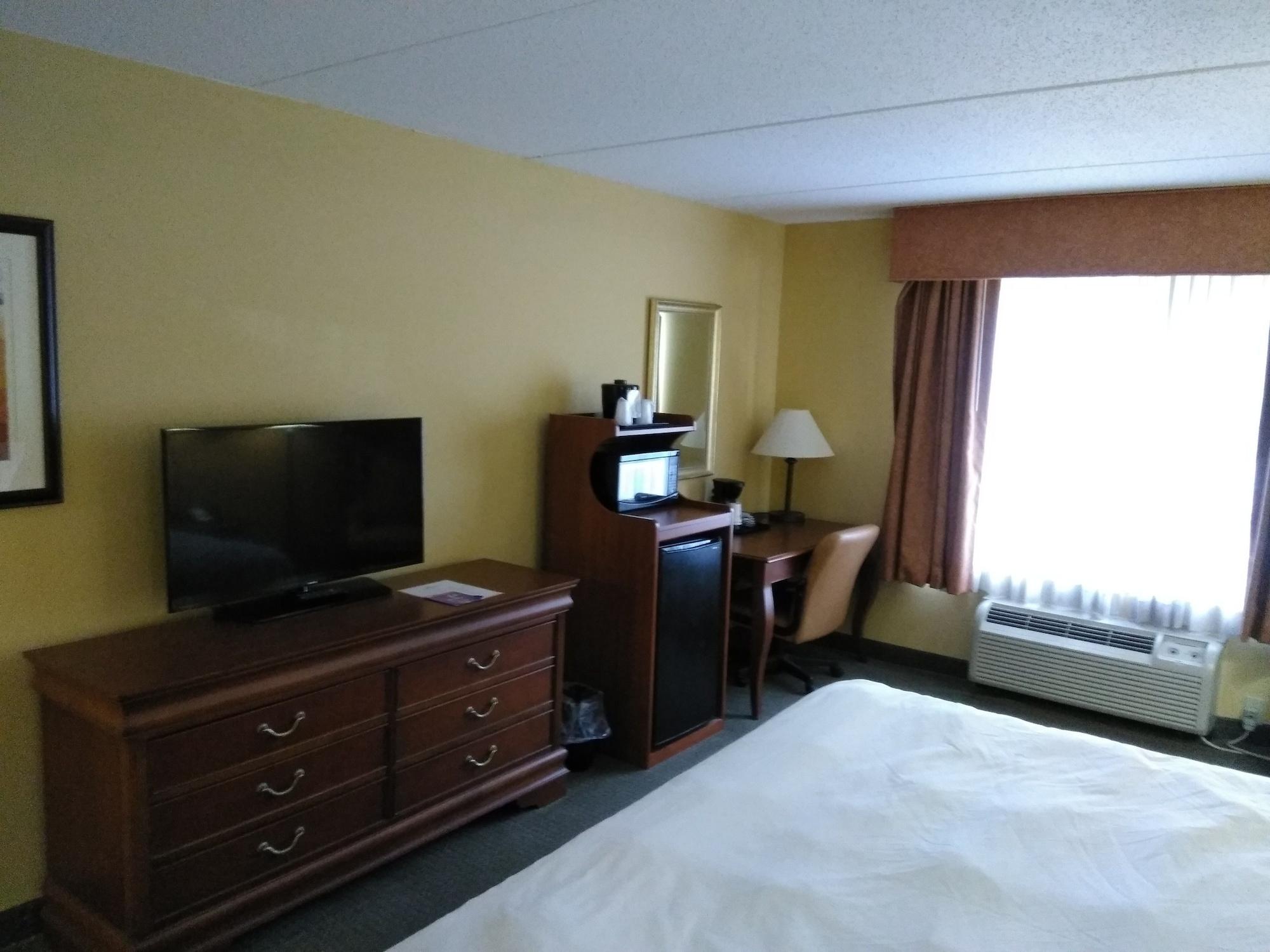 Baymont By Wyndham Clinton Hotel Exterior photo