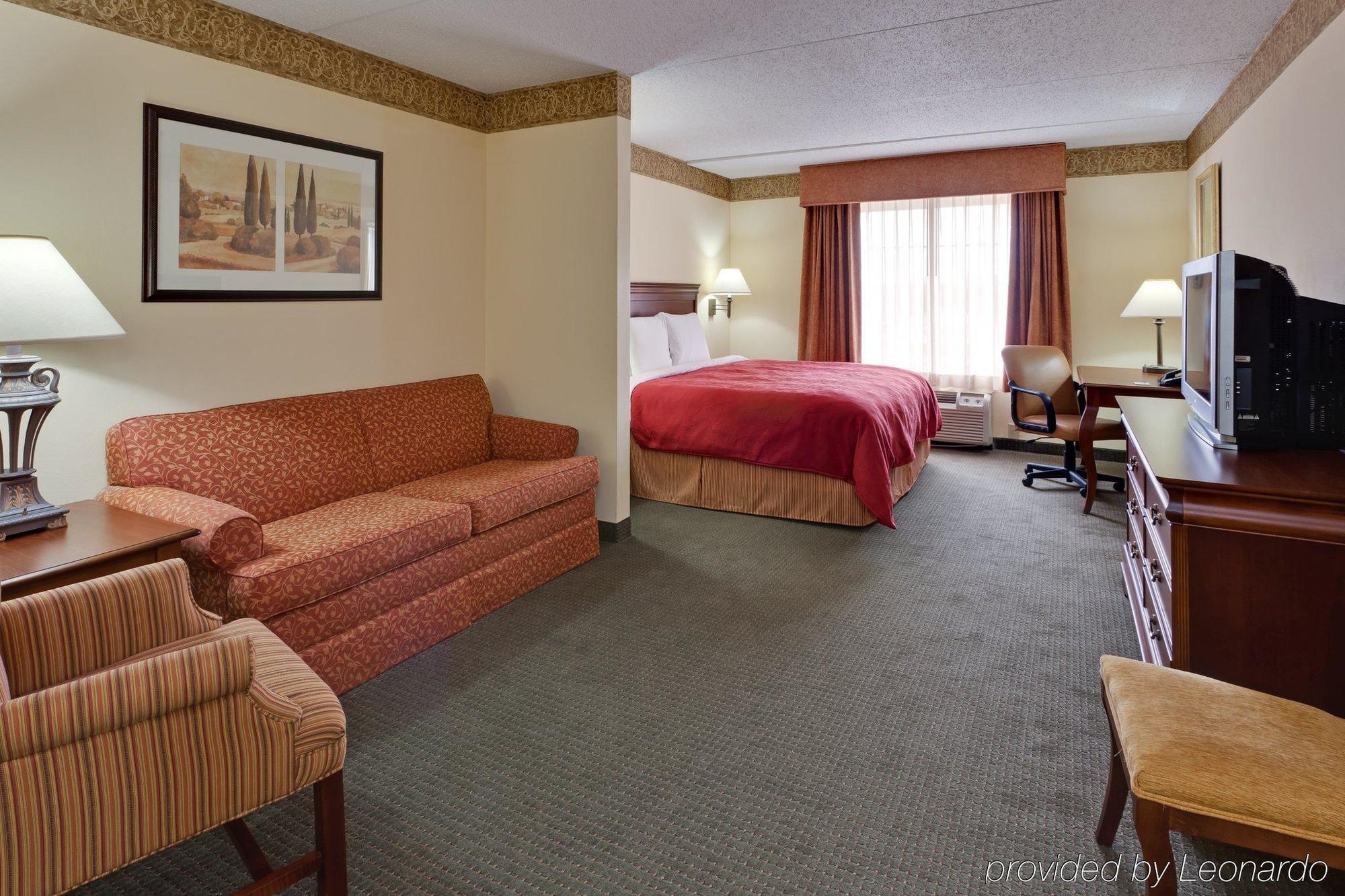 Baymont By Wyndham Clinton Hotel Room photo