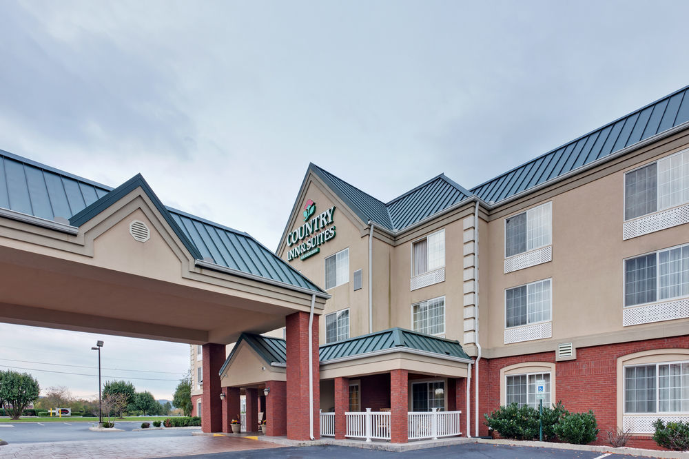 Baymont By Wyndham Clinton Hotel Exterior photo